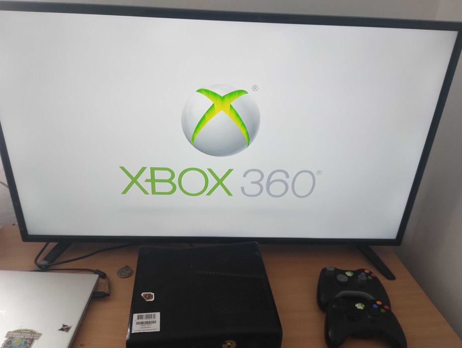 Vând Xbox 360 modat cu 2 manete