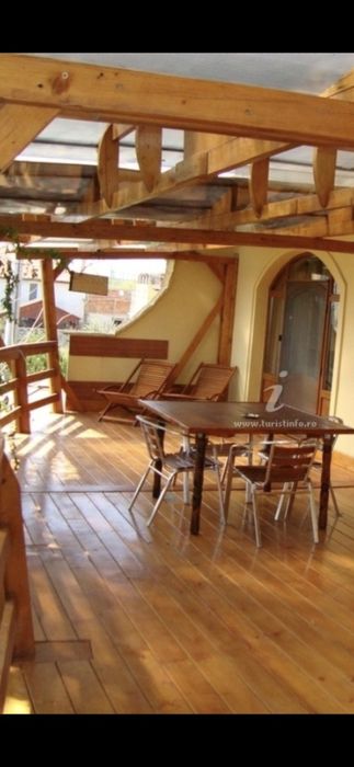 Vilă, pensiune mobilată,utilată. Lângă plajă. 9 camere.