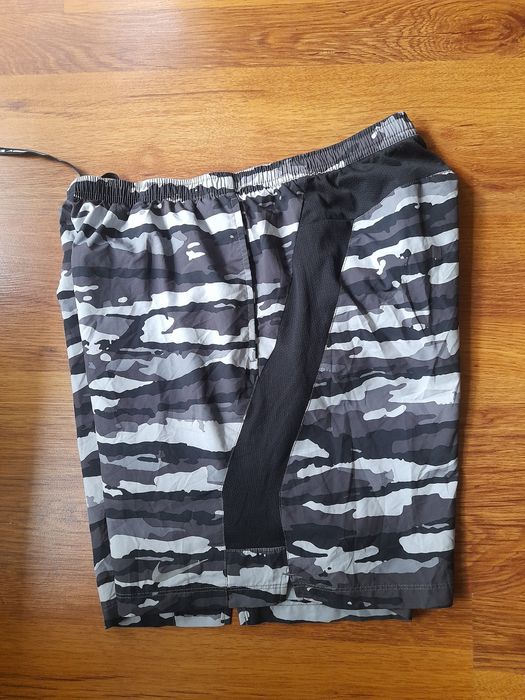 Nike къси панталони и тениска M размер.