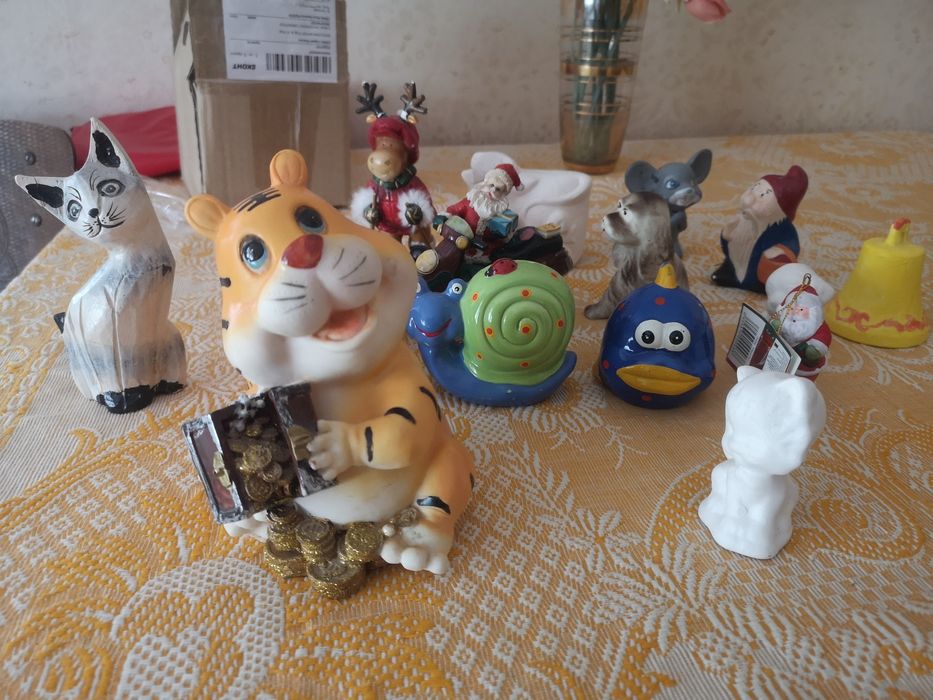 Керамични фигурки и касички