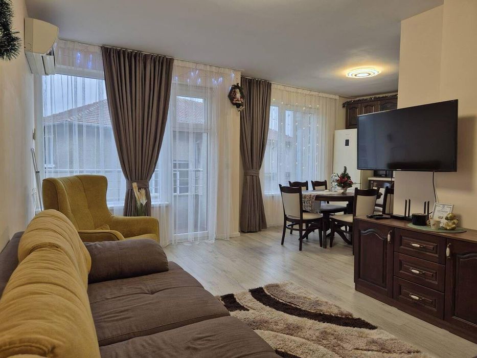 Дава се под наем Двустаен апартамент в Бургас, Център - 65 кв.м за 698.19 € - Снимка #2