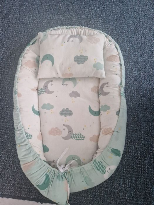 Бебешко гнездо с възглавница и игрсчки