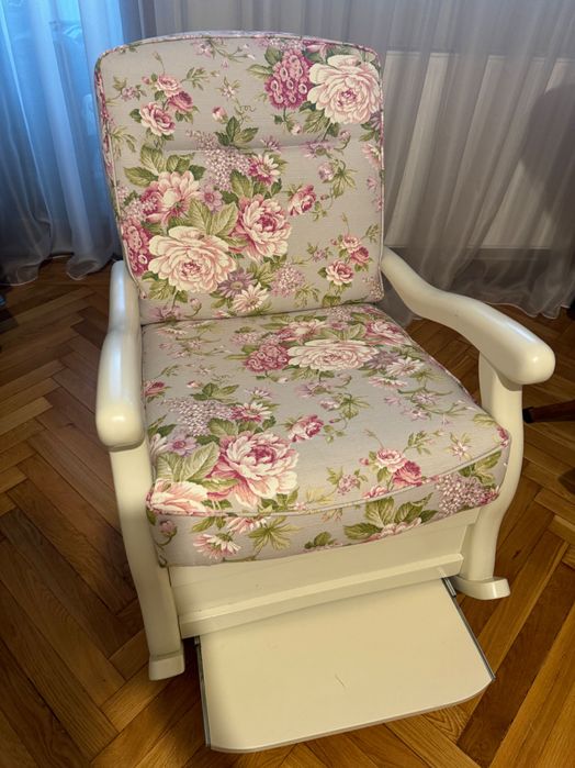 Canapea și fotoliu din lemn masiv.