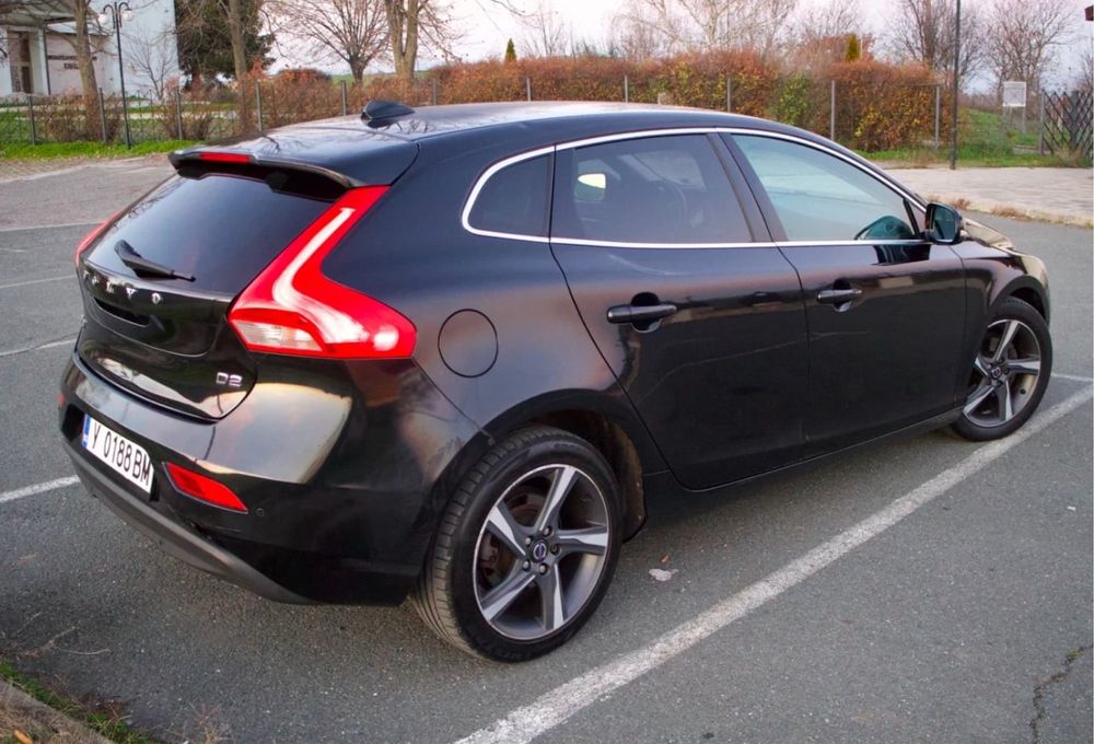 Volvo v40 D2 Summum full перфектна