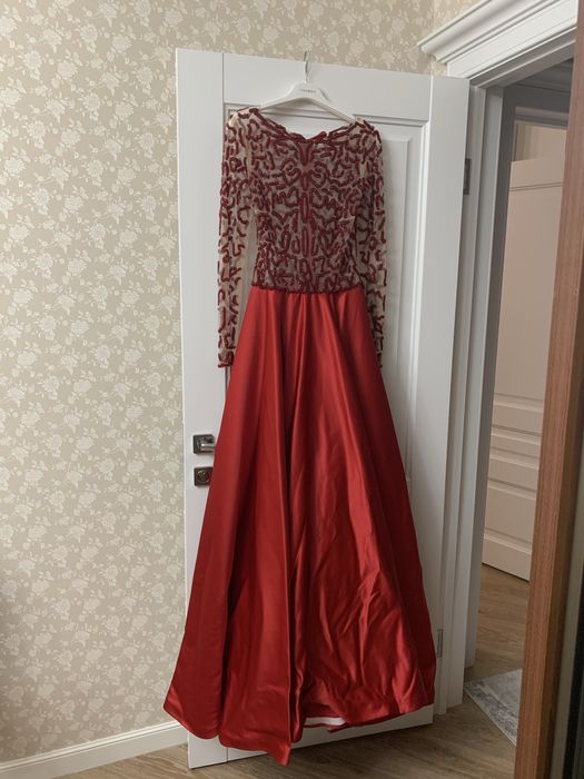 Платье вечернее б/у со шлейфом не длинный