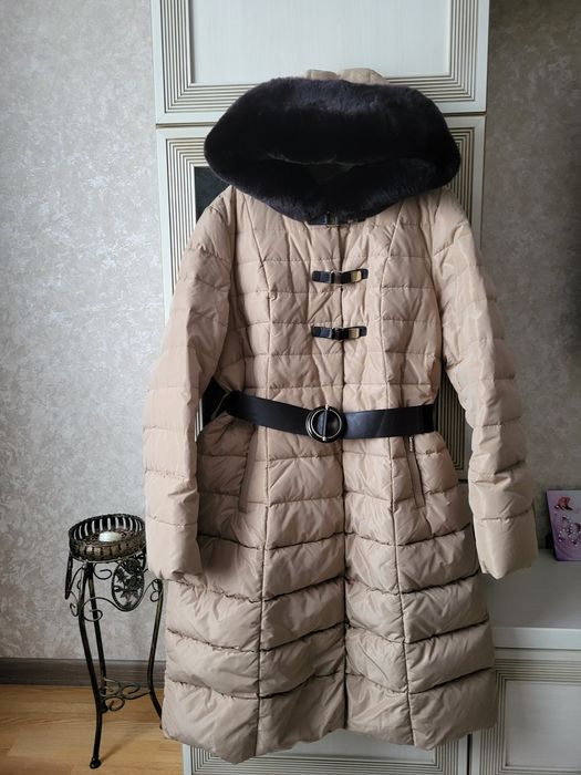 Женский пуховик с бобром