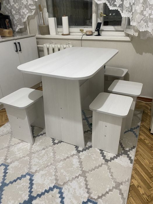 Срочно, стол с табуретками