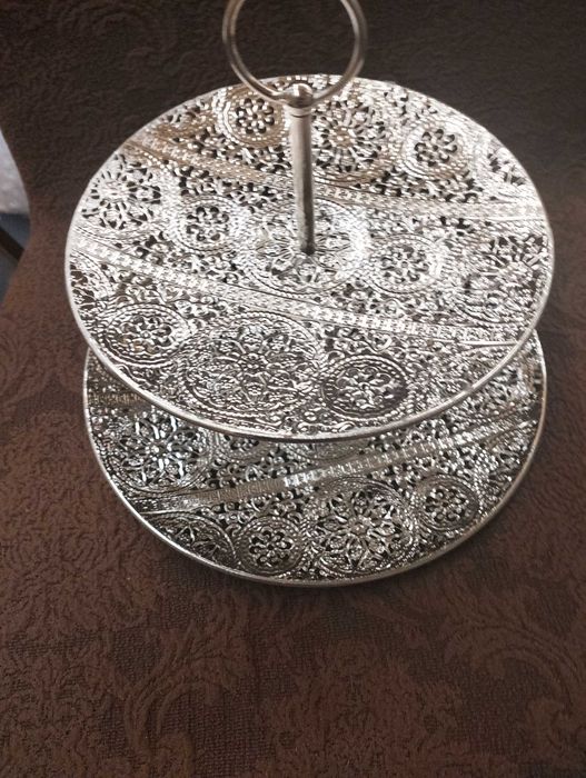 Красив чисто нов поднос за сладки и други