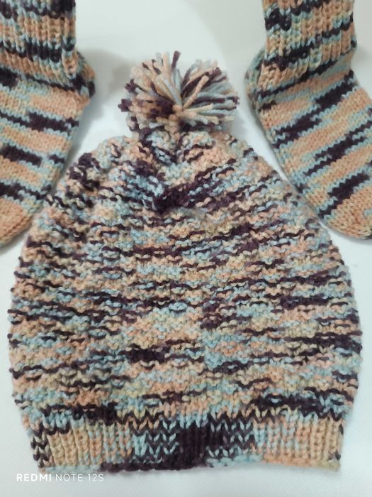 Ръчно плетен детски комплект – шапка и чорапи