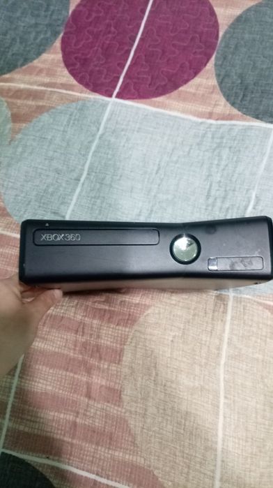 Xbox 360 in stare foarte bună, ne folosit din ianuarie anul 2025, 7 jocuri incluse două controlăre perfec funcționale