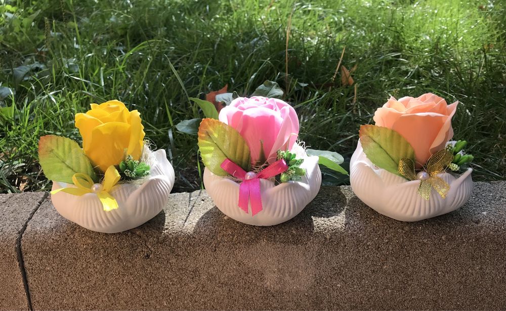 Предлагам  декорирани свещи,сапунени рози и други