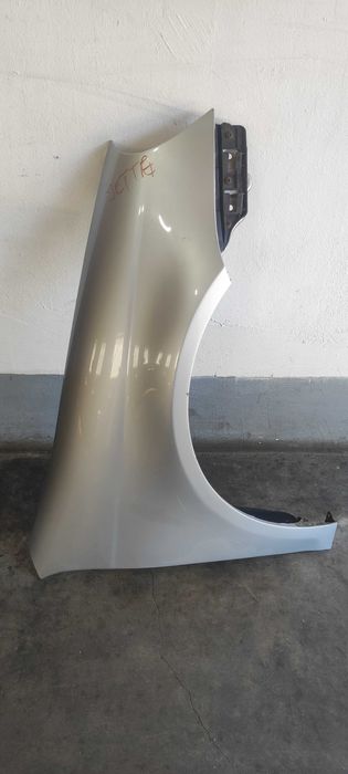 Aripa dreapta fata volkswagen vw jetta an 2007 cu usoare urme de rugina cod culoare LA7W