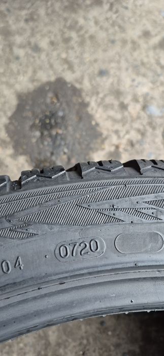 4 anvelope iarna Nokian 255/40/21.Pretul este pe bucata.