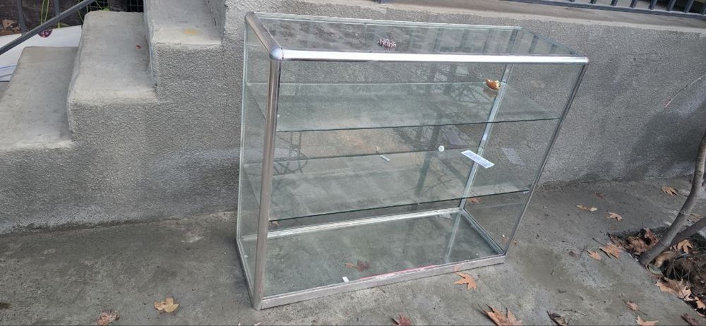 Стеклянная ветрина