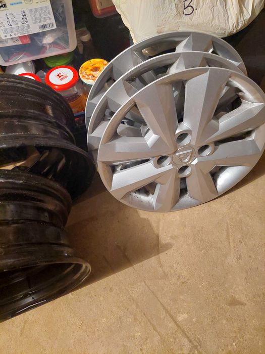 Jenti otel cu capace R 15, originale pentru Logan 3
