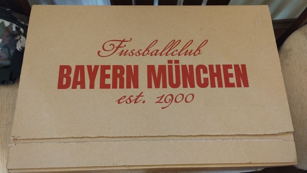 Кутия от доставка от официалният магазин на Bayern Munchen