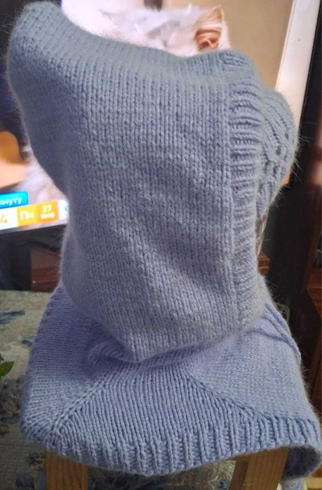 Продается голубой капор и шапочка бини.