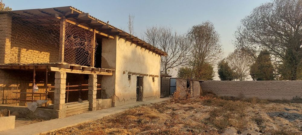 7 xona, 1 ta garaj, 2 ta podvol, 2 etajli yashab turilgan uy. 10 sotix