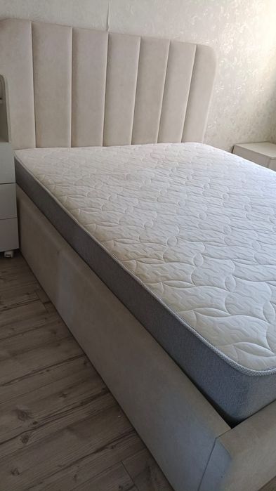 Продам кровать с матрацем