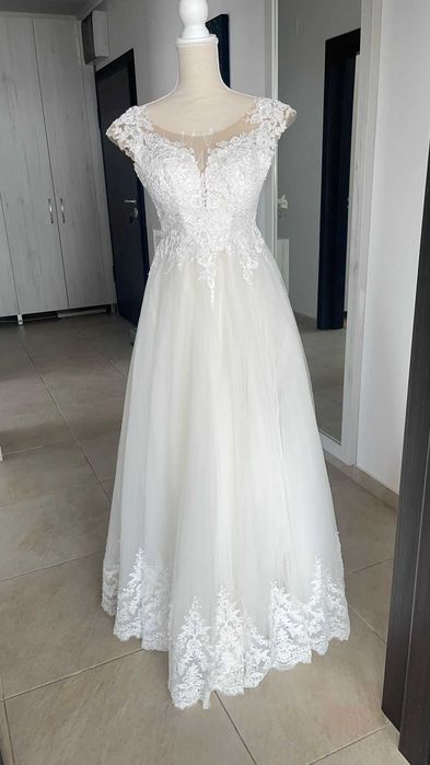 Rochie de mireasă+ gratuit 4 rochii pentru domnisoare de onoare