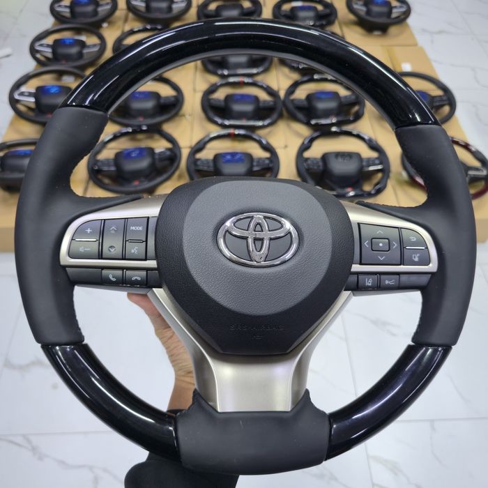 На любой тойота подойдёт. Руль toyota. Установка есть. Все по штекеру