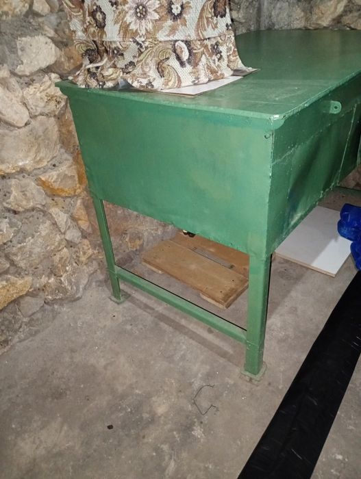 Vând banc de lăcătușerie cu sertar