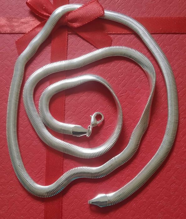 Нов, масивен/плътен/здрав сребърен ланец в кутия.