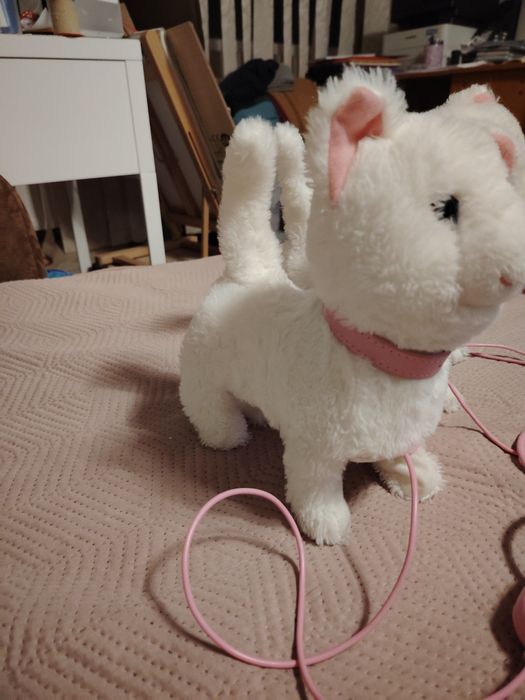 Pisica pluș jucarie ce funcționează pe baterii.