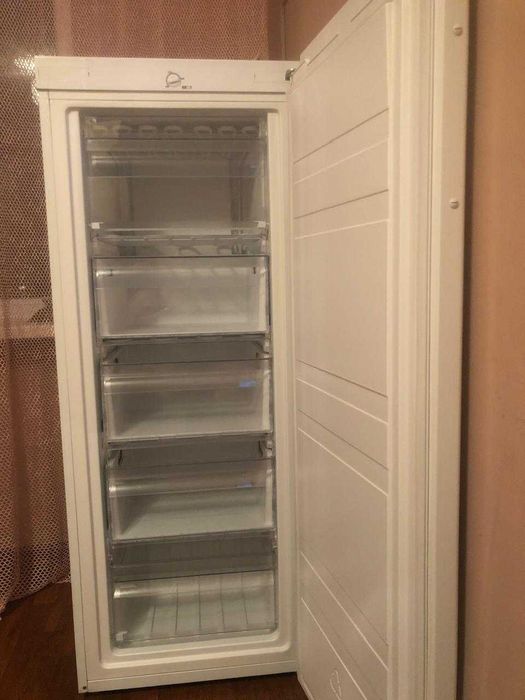 Продам морозильную камеру