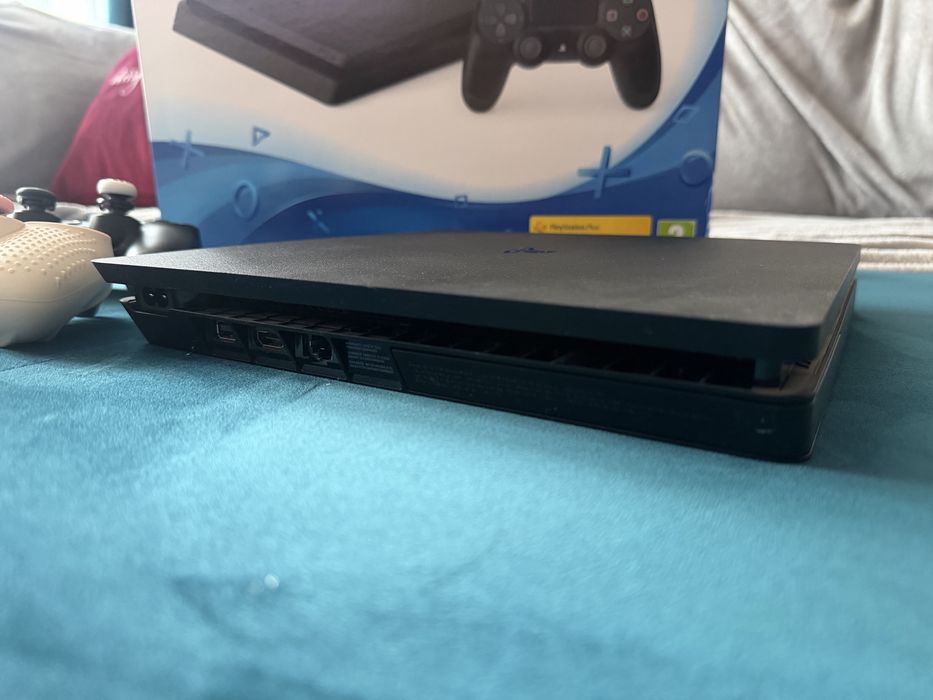 Playstation 4 + 2 джойстика, 1 тб. HDD харддиск и станция за зареждане