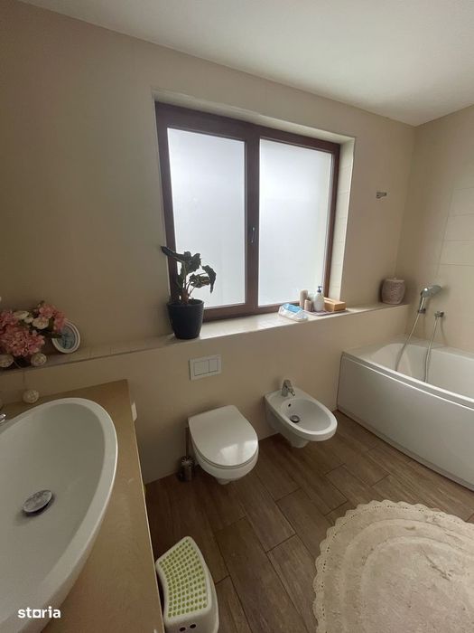 Casă modernă tip triplex, unitate de capăt