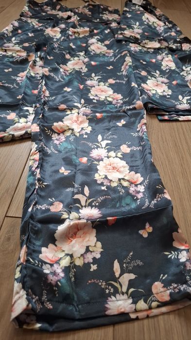 Pijama satin formata din top,pantaloni si halat.