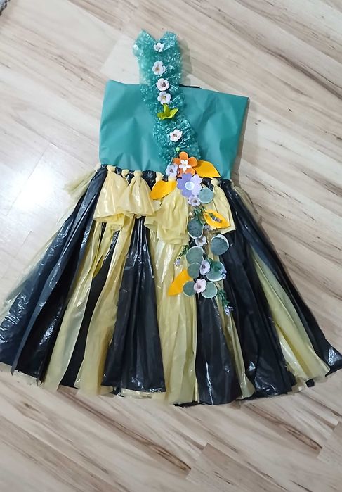 Rochie din materiale reciclabile,pt fetite,mar 4-6 anii