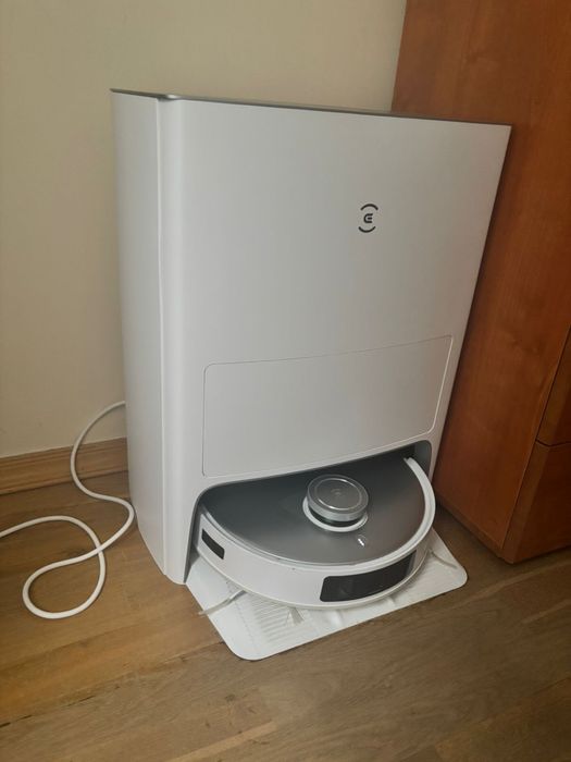 Продам робот пылесос со станцией