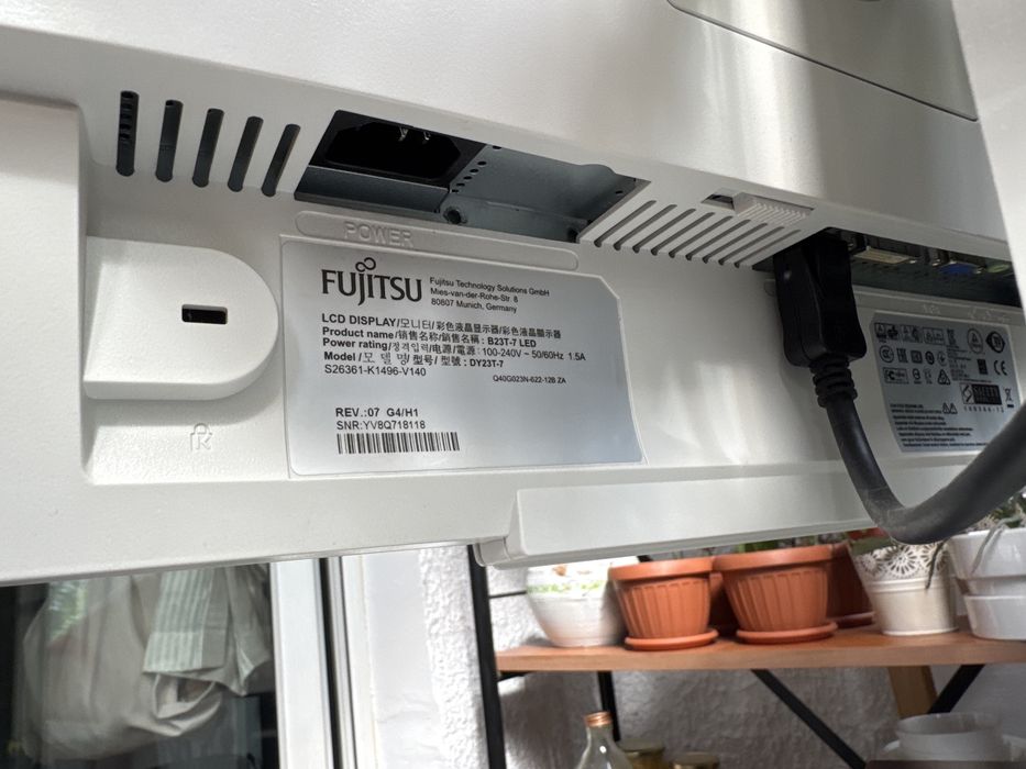 Monitor Fujitsu alb