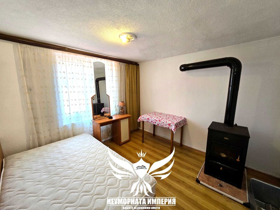 Продавам триетажна къща 162РЗП с 122кв.м. двор в с.Забърдо обл.Смолян