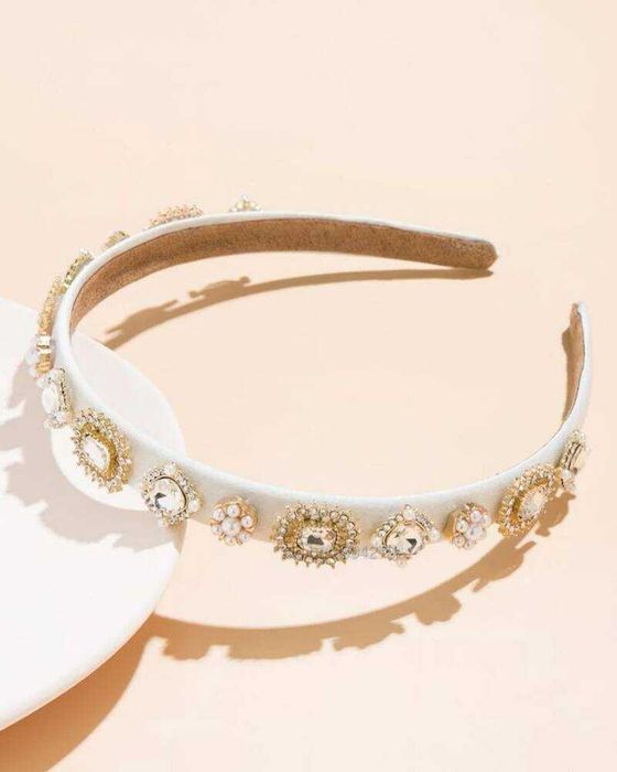 Бяла диадема с камъни и перли