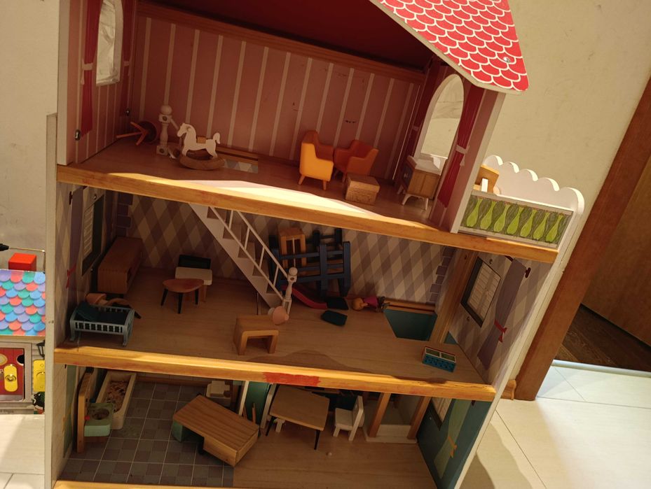 Дървена къща за кукли