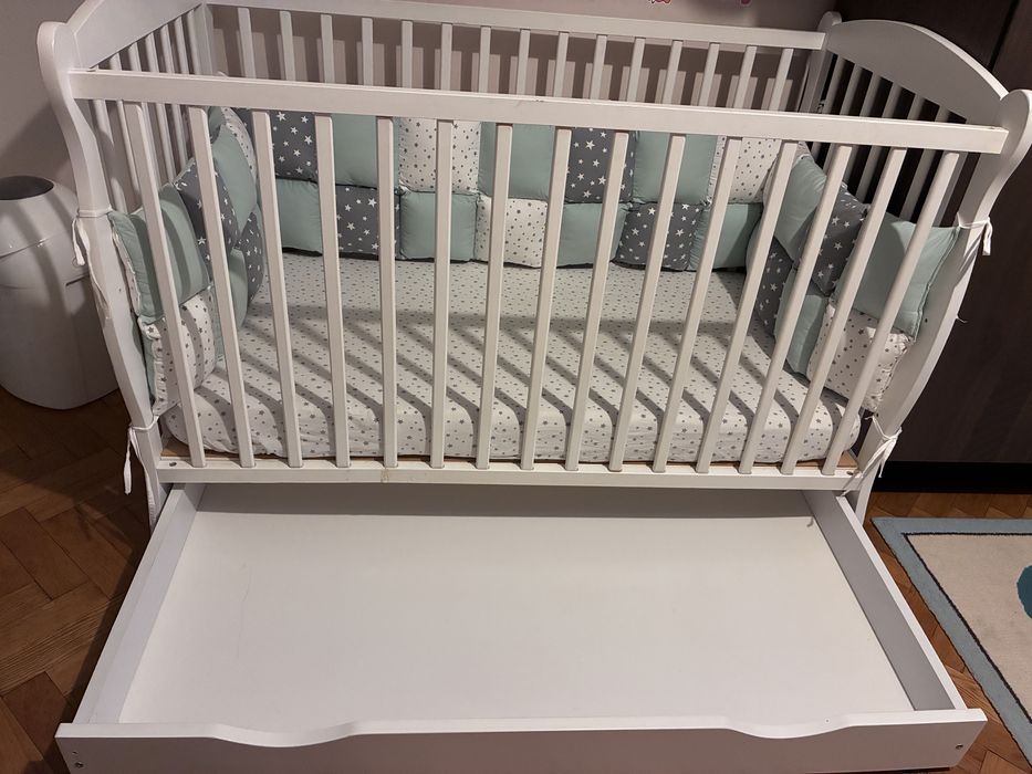 Pătuț unisex in stare foarte bună,cu apărători,saltea,husă și 2 cearșafuri