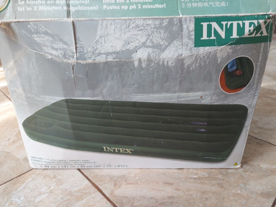 Надуваем матрак Intex