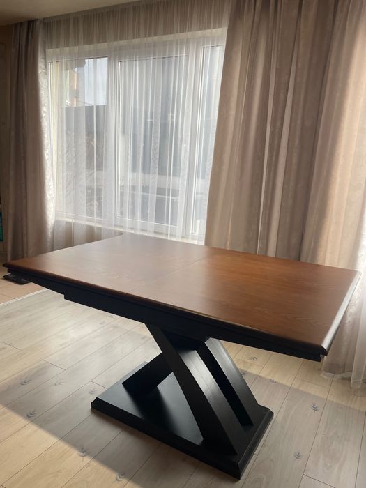 Продавам трапезна маса