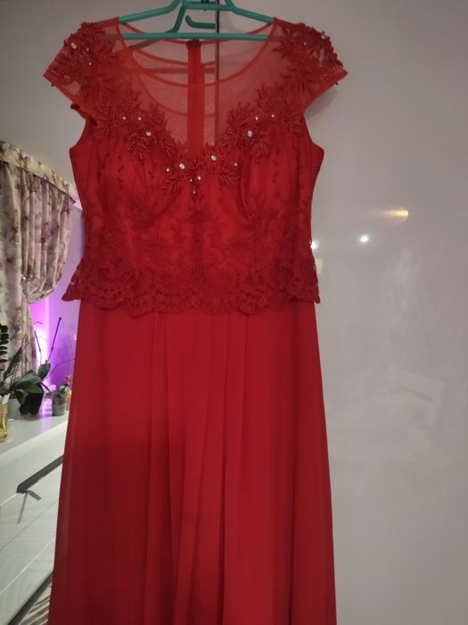 Шикарное красное платье