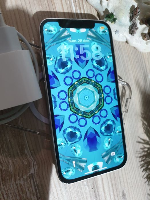 Vând iPhone 13 - White- liber de rețea - impecabil