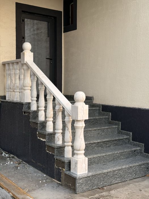 Лестница из гранита балясина перила