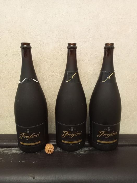 Пустая бутылка из под  Cava