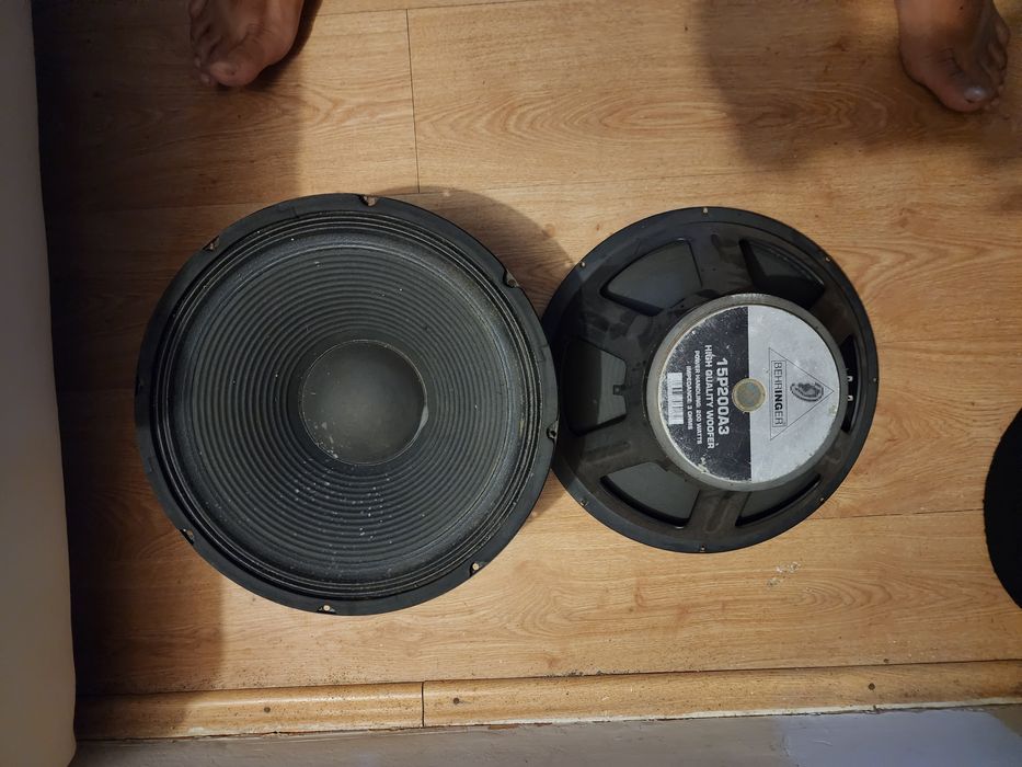 subwoofer și stai auto și  boxe de cameră Razer