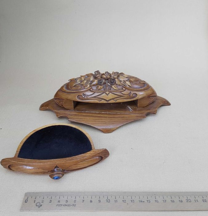 Деревянное зеркало с подставкой