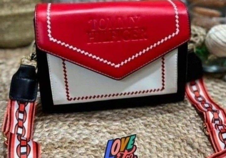 Geanta crossbody Tommy Hilfiger super model, curea reglabila,saculet, etichetă a