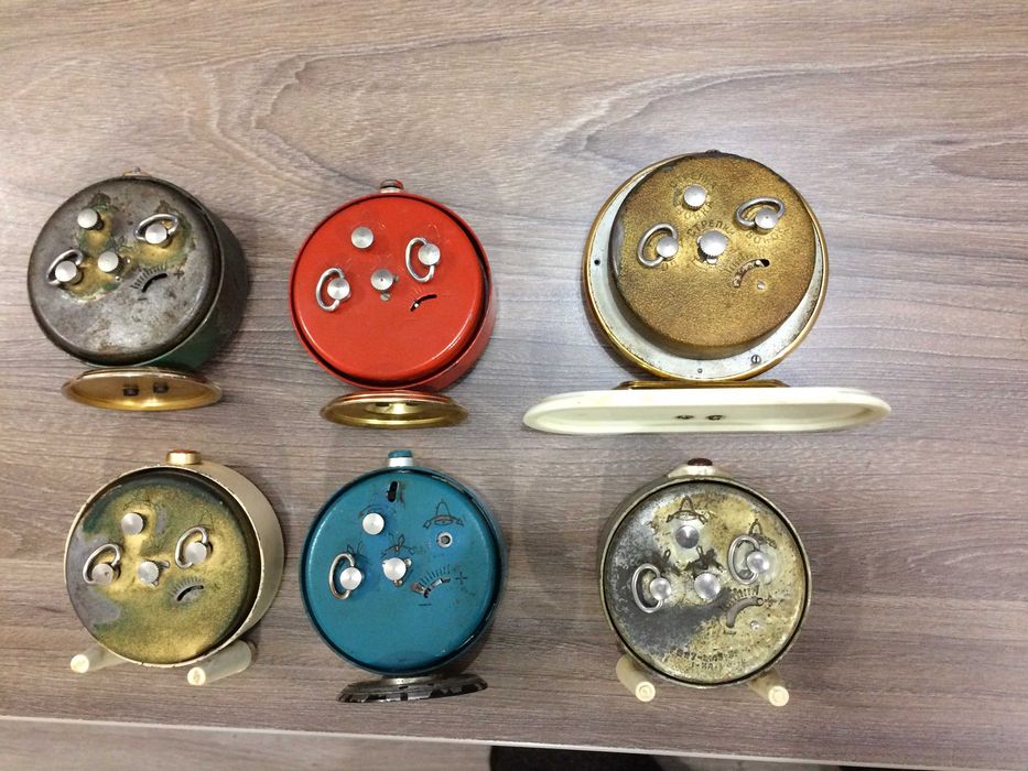 Настолни и стенни часовници - електронни  и ръчни от соца