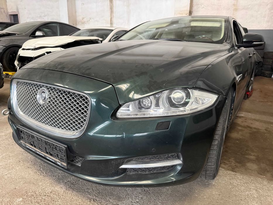 Jaguar XJ avariat